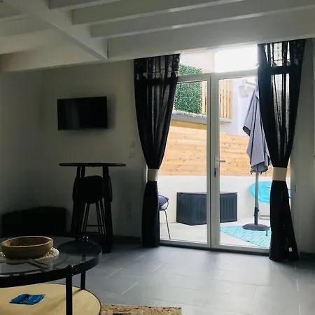 Maison T2 Av Cour Privee A 400 M بيت للعطل *